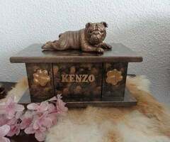 Engelse Bulldog op urn als set te koop