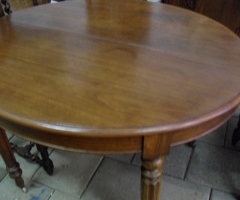 ovale noten tafel + 2 oude stoeltjes