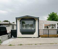 Stacaravan/chalet zonder vaste plaats met grote aanbouw incl. inboedel, tegels en hekwerk