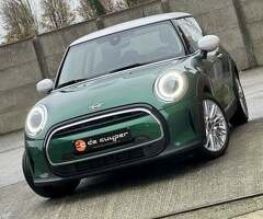 Mini cooper showroom 2024 - 5900 km -volle Optionen -Das Auto hat eine Mini-Garantie bis 2028