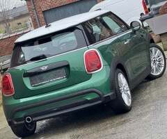 Mini cooper showroom 2024 - 5900 km -volle Optionen -Das Auto hat eine Mini-Garantie bis 2028