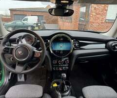 Mini cooper showroom 2024 - 5900 km -volle Optionen -Das Auto hat eine Mini-Garantie bis 2028