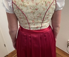Dirnlkleid mit Bluse