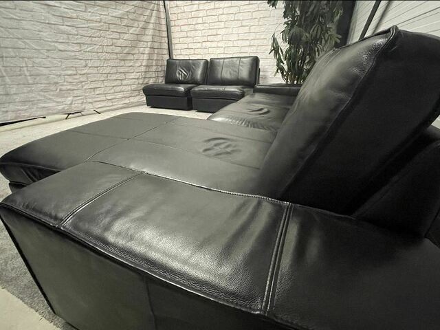 Schwarzes Ecksofa und Stühle aus echtem Leder - 1