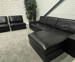 Schwarzes Ecksofa und Stühle aus echtem Leder - 3